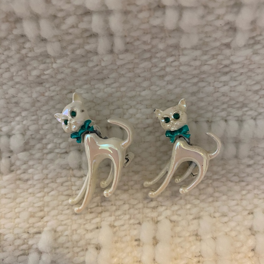 ⚫️ 2 Very Cute kitty cat pins bobble heads green eyes